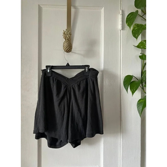 Women’s size Medium V design black shorts - Picture 1 of 10